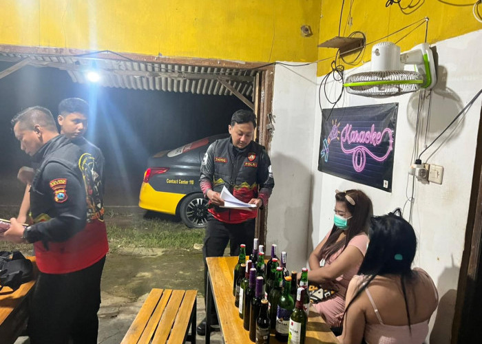 Polisi Gerebek Kafe Remang-remang di Lowayu Gresik, 2 Wanita dan Puluhan Botol Miras Diamankan