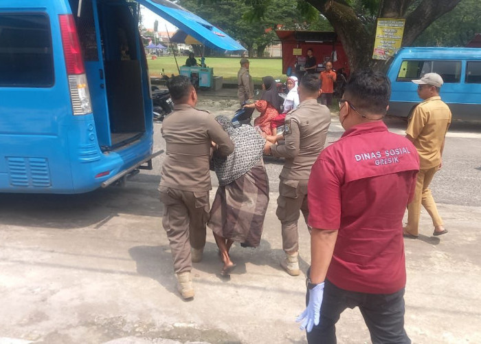 BAB Sembarangan, Dinsos dan Satpol PP Gresik Tertibkan ODGJ di Alun-alun Sidayu