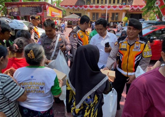 Polsek Simokerto Berbagi Kebahagiaan, Ratusan Warga Tersenyum