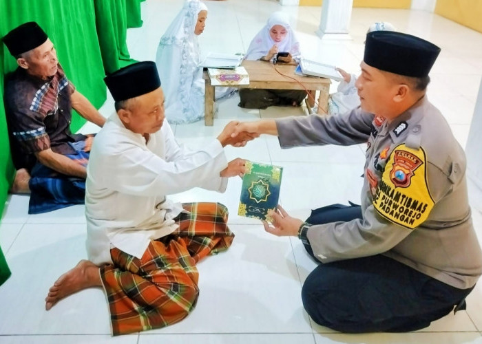 Bhabinkamtibmas Serahkan Al Quran Kepada Imam Masjid Mambaul Ulum Desa Tebon