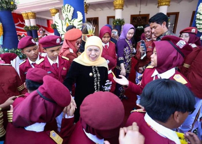 Kreativitas Siswa Sekolah Rakyat Warnai Hardiknas 2026 di Grahadi