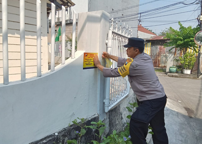 Polsek Sukomanunggal Ajak Warga Perangi Curanmor Lewat Penempelan Stiker Imbauan