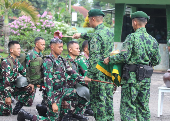 Resmi Gabung Macan Kumbang, Prajurit Baru Yonif 515 Jalani Ritual Penyiraman Air Bunga