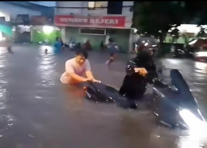 Dikepung Banjir Usai Hujan Deras 4 Jam, Kawasan Simo Terendam Setinggi Pinggul