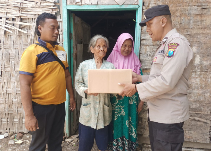 Polsek Temayang Beri Sembako Korban Rumah Roboh