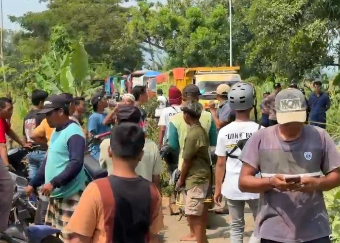 Petani di Kejayan Pasuruan Blokade Jalan Tambang Akibat Jalan Rusak dan Irigasi Menyempit