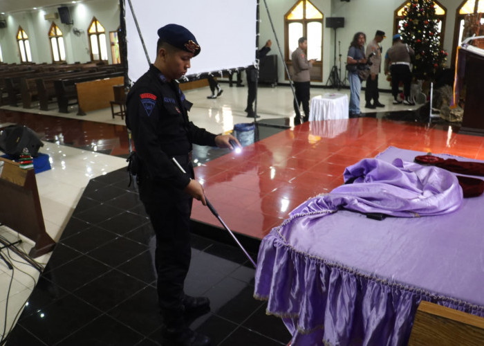 Sterilkan Gereja, Polres Pelabuhan Tanjung Perak Pastikan Natal 2025 Aman dan Khidmat