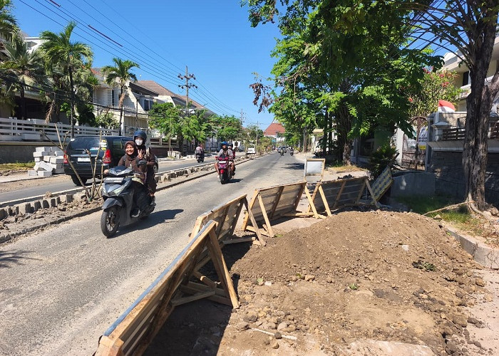  Galian Saluran di Jalan Raya Satelit Utara Surabaya, Pengendara Diingatkan Tak Ngebut