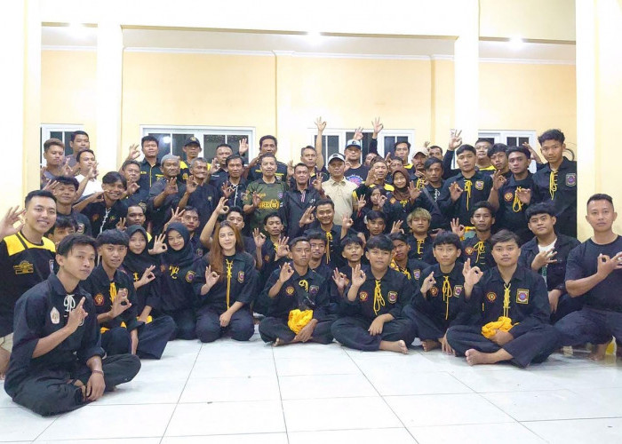 Sinergi di Bulan Ramadan, Polsek Lakarsantri Dampingi PSHWTM Bagi Takjil dan Buka Puasa Bersama