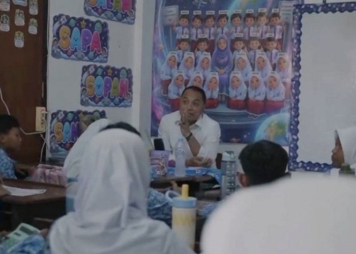 Siswa SDN Semolowaru IV Surabaya Belajar Lesehan, Eri Cahyadi Minta Sarpras Dievaluasi
