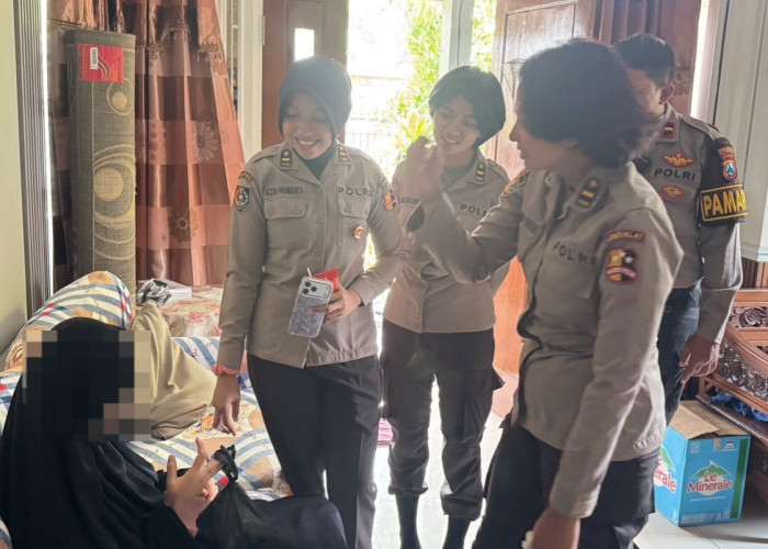 Persoalan Keluarga, Seorang Perempuan Iris Tangan di Alun Alun Merdeka