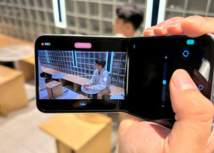 Pakai Camcorder Grip di Galaxy Z Flip6, Bikin Video Sinematik Jadi Lebih Mudah