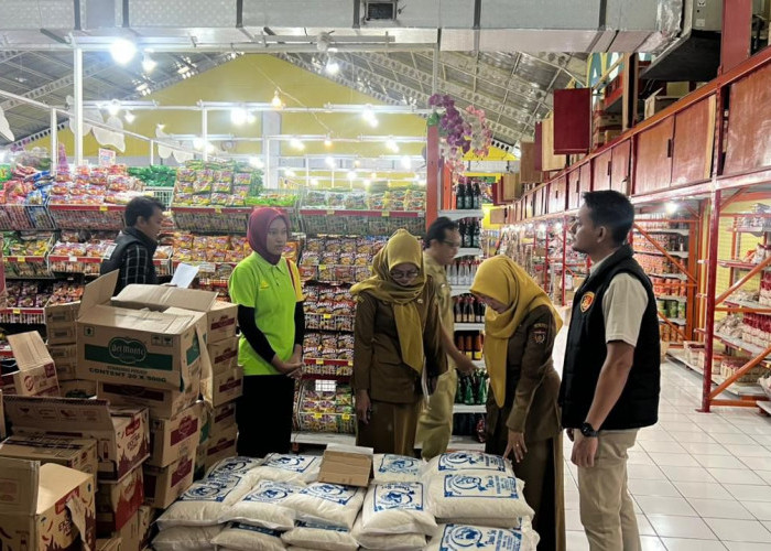 Satgas Pangan Polres Ngawi Lakukan Pengawasan Bapokting di Supermarket