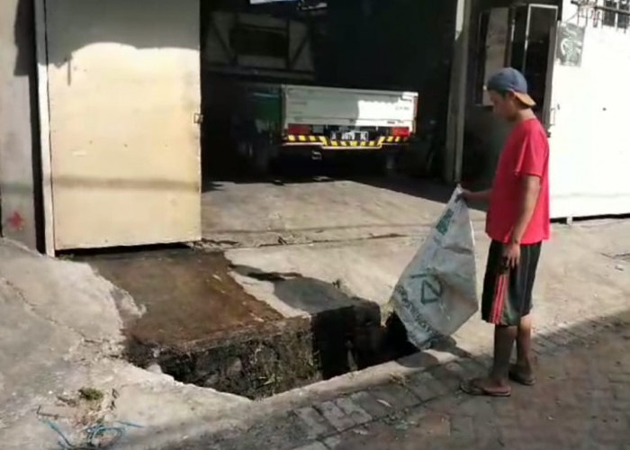 Maling Besi Tutup Got di Pasuruan Terekam CCTV