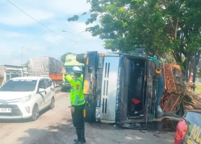 Truk Tronton Terguling di Duduksampeyan, Muatan Kayu 30 Ton Berserakan ke Jalan