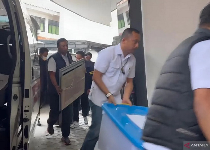 Tiga Kotak Kontainer, Satu Koper, dan Dua Bingkai Foto Dugaan Korupsi Eks Jampidsus Diserahkan ke Kejagung