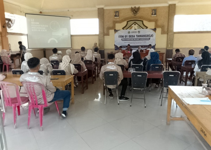 Atasi Banjir dan Jaga Air Tanah, Mahasiswa KKN Unisla Pasang Sumur Biopori di Tawangrejo