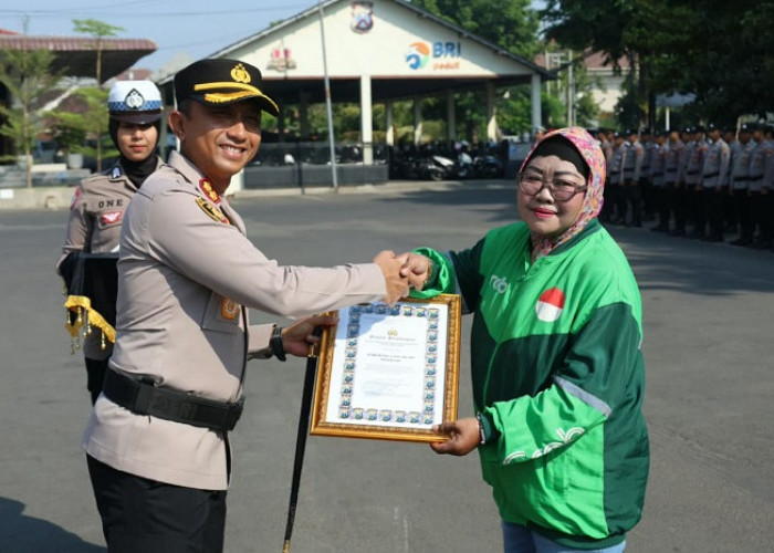Polres Pasuruan Kota Gelar Apel Keselamatan Berlalu Lintas, Hadiahi Komunitas Ojol