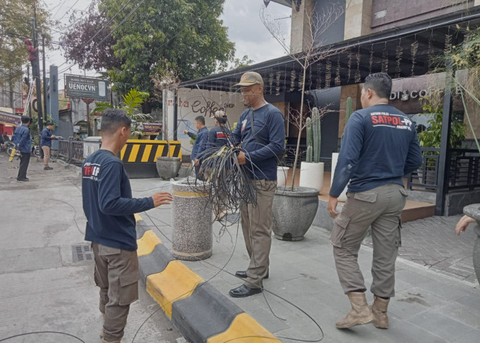 Respons Cepat Aduan Warga, Tim Gabungan Tulungagung Rapikan Kabel Optik Semrawut