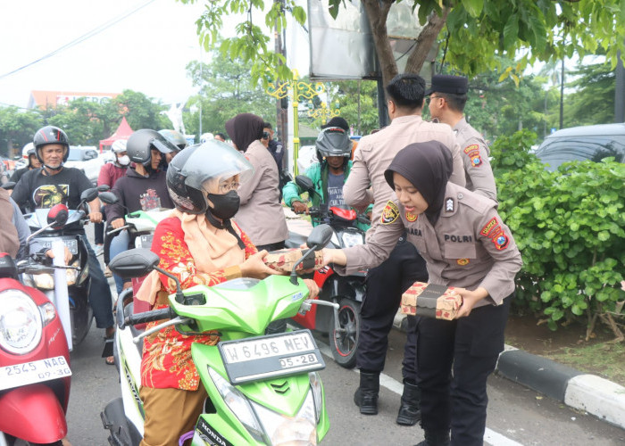 Wujud Kedekatan Polri, Polresta Sidoarjo Bagikan 3.000 Nasi Kotak untuk Masyarakat