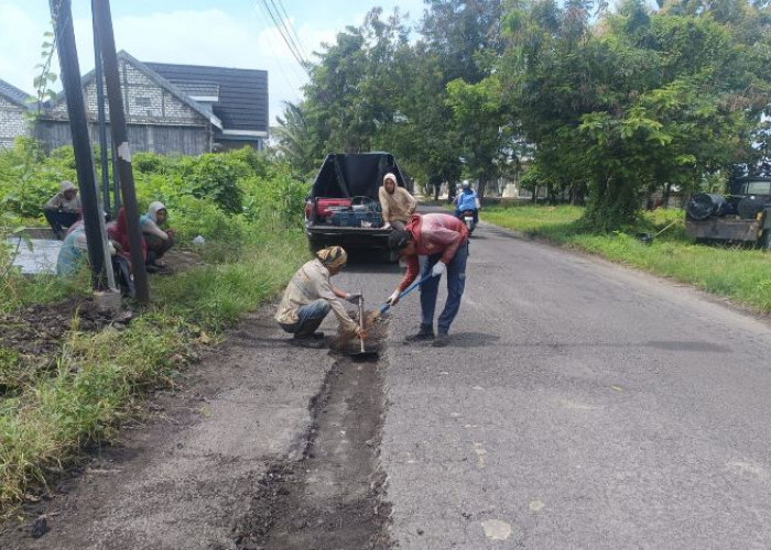 DPRD Gresik Soroti Jalan Rusak Jelang Idulfitri, Kualitas Tambal Sulam Dipertanyakan