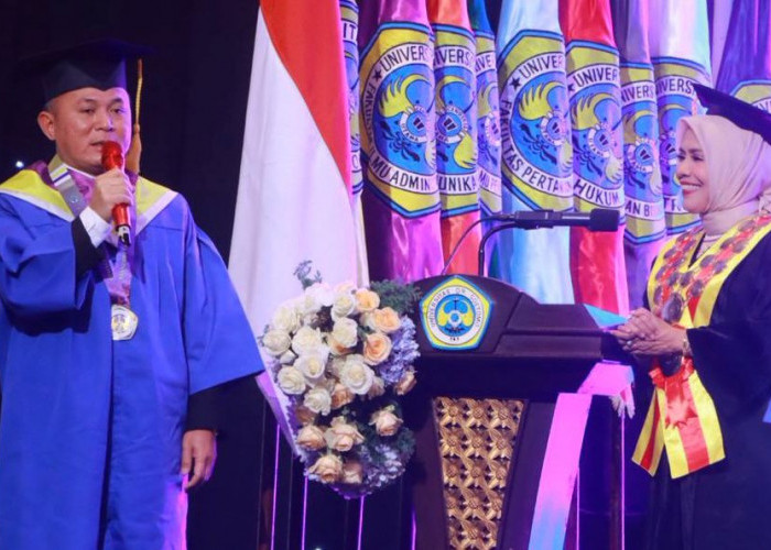 Wamen HAM RI Mugiyanto Raih Gelar Magister dari Unitomo Surabaya