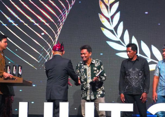 PT Teluk Lamong Raih Penghargaan TJSL Kampung Hidroponik 