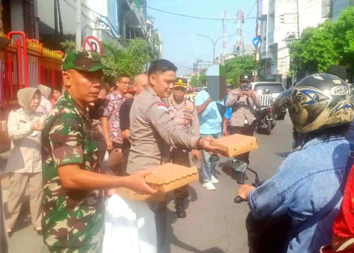 TNI-Polri Simokerto Bersihkan Kelenteng Boen Bio Kapasan dan Bagikan 200 Nasi Kotak
