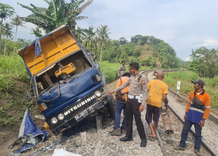 KA Ijen Ekspres Temper Dump Truk di Perlintasan Tanpa Palang Pintu