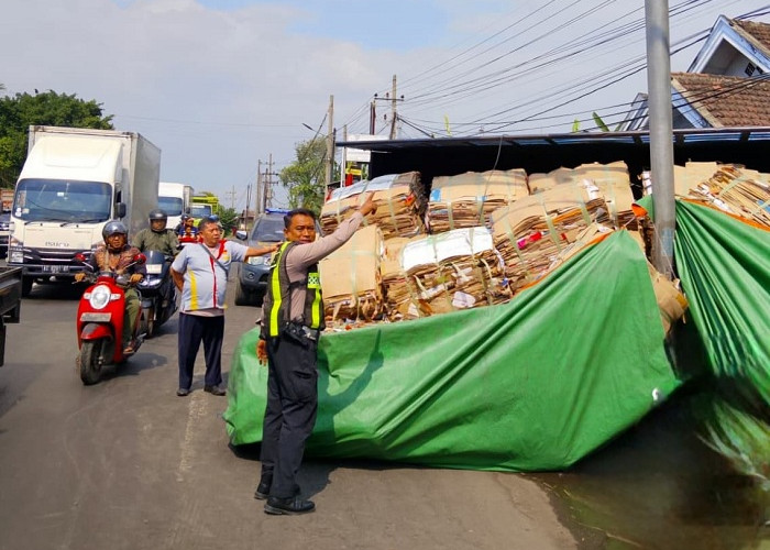 Truk Bermuatan Kardus Hantam 2 Rumah dan Warung di Jalur Pantura Rejoso Pasuruan