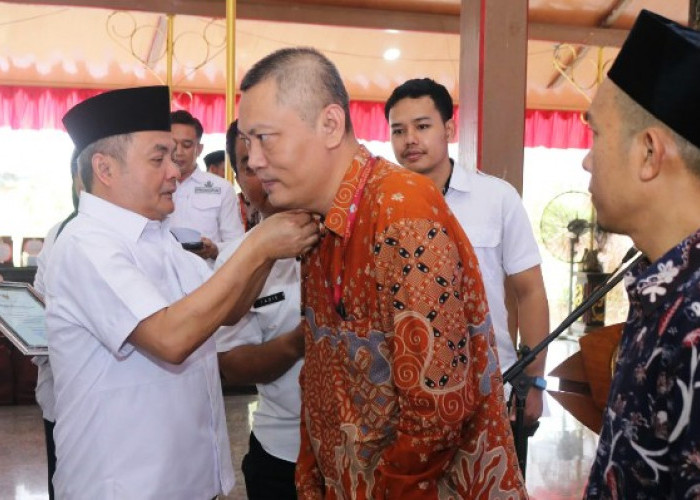 Apresiasi Aksi Kemanusiaan, Wabup Bangkalan Sematkan Pin dan Piagam Bagi 50 Pendonor Darah Sukarela