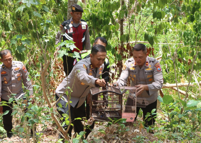 Polres Trenggalek Lepas Burung Gelatik Jawa dan Pancawarna untuk Jaga Ekosistem