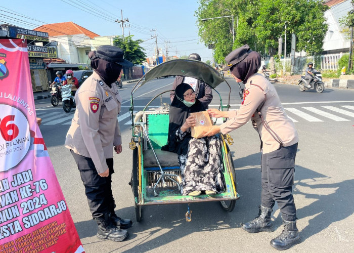 Aksi Simpatik Polwan Sapa Warga Sidoarjo