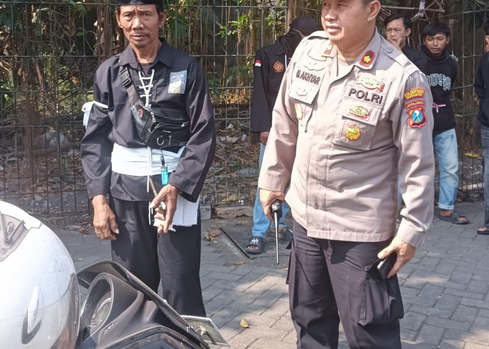 Antisipasi Gangguan Ketertiban, Kapolsek Sukomanunggal Kawal Langsung Pergerakan Massa Unjuk Rasa PSHT