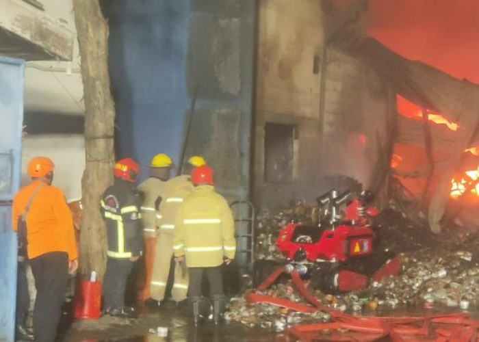 DPKP Surabaya Terjunkan Robot Pemadam Atasi Kebakaran Pabrik Selotip Margomulyo