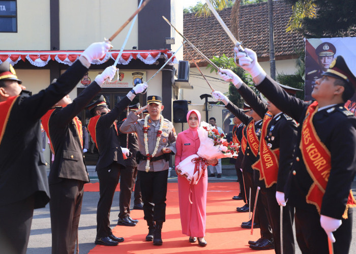 Prosesi Adat dan Tradisi Pedang Pora Sambut AKBP Kresno Wisnu Putranto sebagai Kapolres Kediri Kota