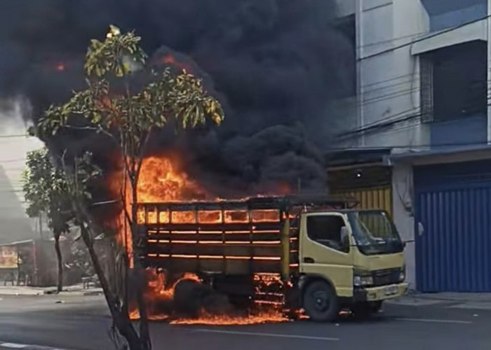 Truk Muat Styrofoam Ludes Terbakar di Jalan Kenjeran