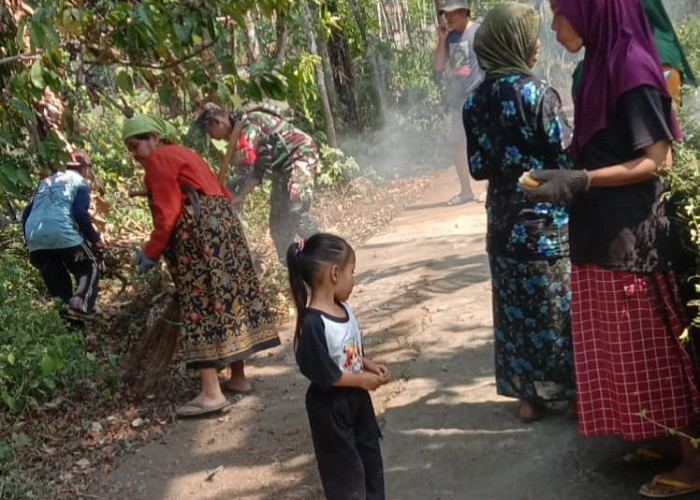 Bangun Kebersamaan, Babinsa Meninjo dan Warga Kompak Bersihkan Jalan Setapak di Lumajang