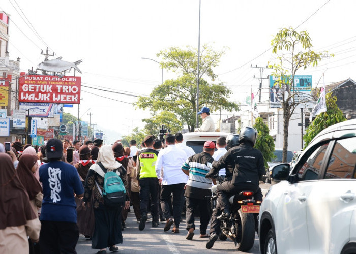 Warga dan Anak Sekolah di Magelang Antusias Sambut Kedatangan Presiden Prabowo
