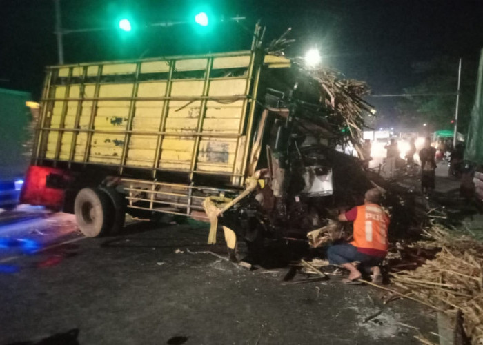 Truk Tebu vsTruk Pupuk Ringsek, Sopir Terjepit