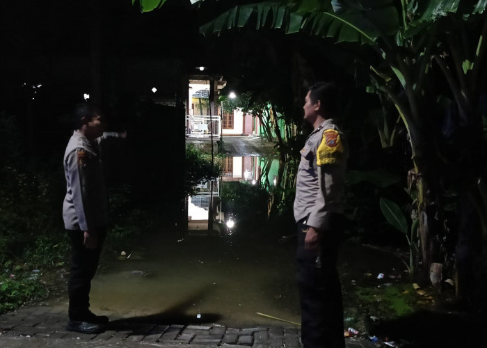 Pastikan Kondusif, Polisi Bojonegoro Patroli Rumah Warga Kebanjiran saat Tarawih