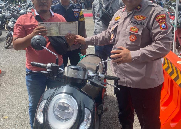 Wajah Sumringah Warga Simokerto, Motor Honda Scoopy Hilang Kembali di Bazar Ranmor Polrestabes Surabaya