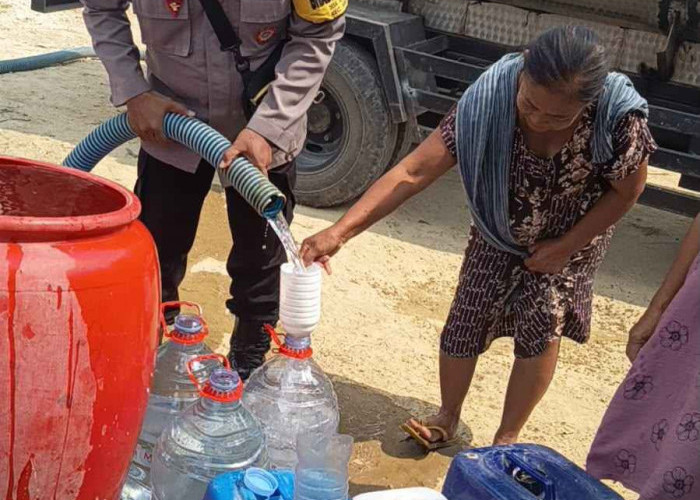 Polres bersama BPBD Ngawi Salurkan Air Bersih untuk Warga Terdampak Kemarau Panjang di Bringin