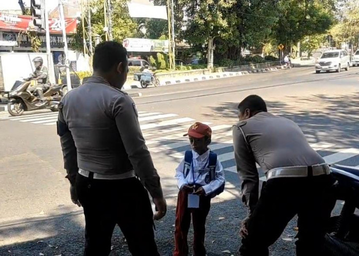 Satlantas Polres Gresik Bantu Siswa SD Kebingungan, Antar Pulang dan Orang Tua Lega