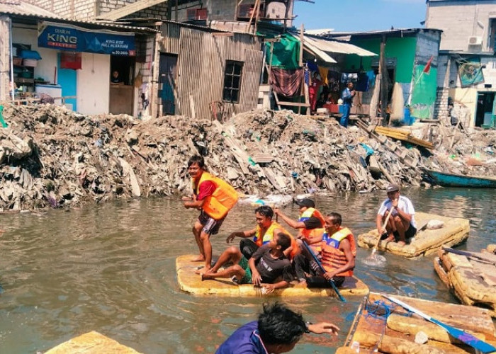 Semarak HUT Ke-80 RI: Warga Kalianak Meriahkan Sungai yang Bersih dengan Lomba Dayung