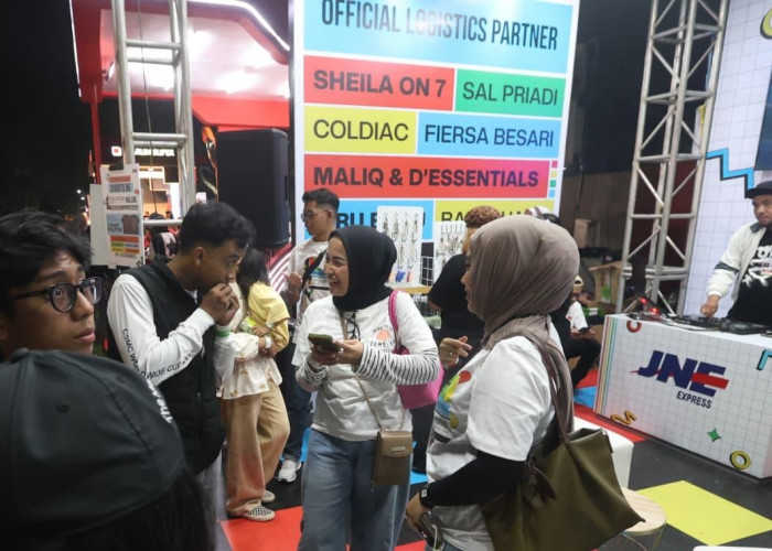 JNE Official Logistics Partner POLIPONI Puaskan Pengunjung Konser di Rampal