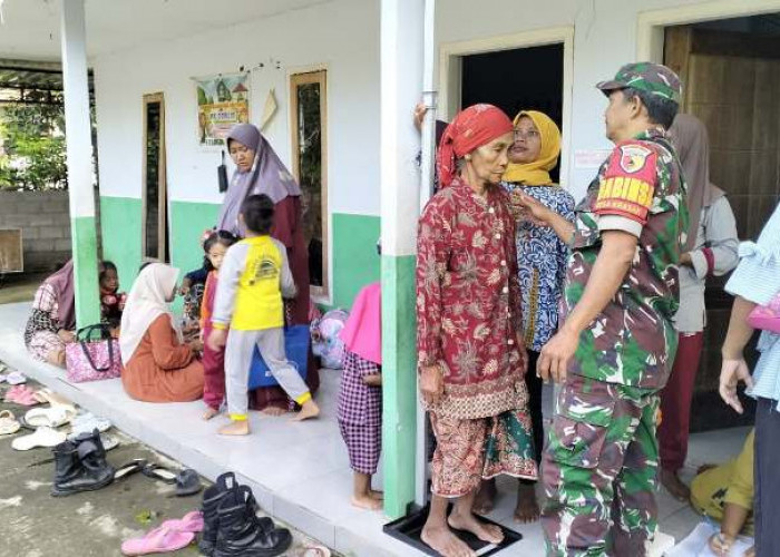 Sinergi Babinsa dan Bidan Desa Krasak Lumajang dalam Posyandu Nusa Indah Berjalan Lancar