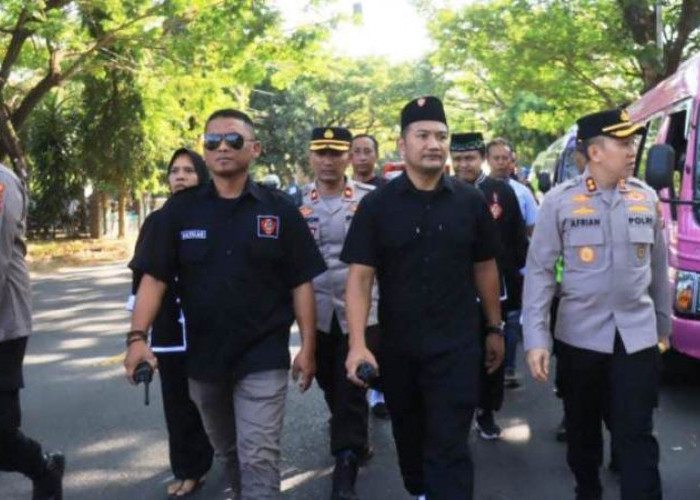 AKBP Afrian Pimpin Pengawalan Keberangkatan Ratusan Warga Baru IKSPI Kera Sakti ke Padepokan Pusat Madiun   