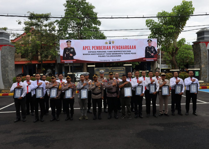 Puluhan Anggota Polres Tulungagung Berprestasi Diguyur Penghargaan, Dua Warga Ikut Diganjar Piagam