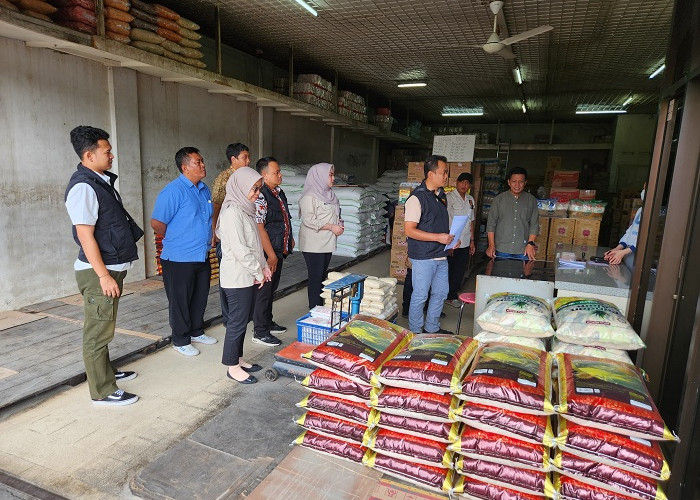 Satgas Pangan Polres Batu Temukan Dugaan Beras Oplosan di Sejumlah Toko, Penjualan Dihentikan Sementara